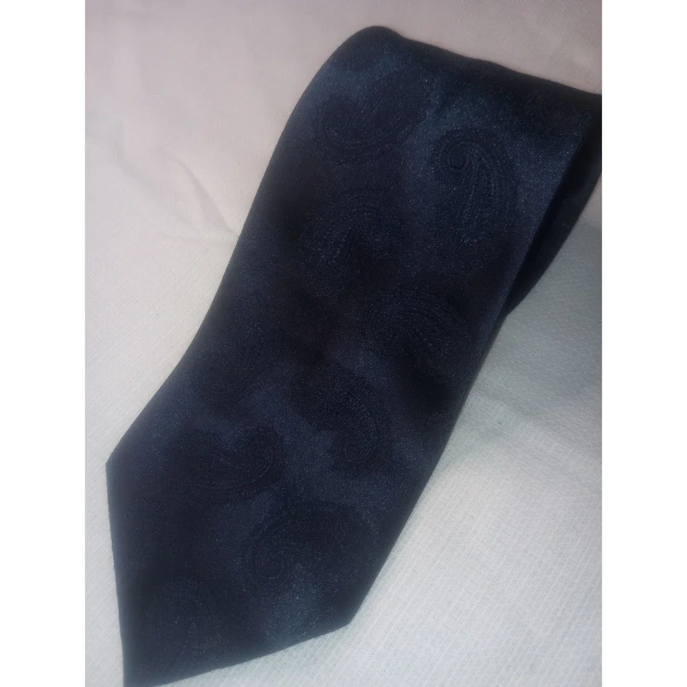Wembley Dark Blue Paisley Pattern Silk And‎ Polyester USA Tie Classic